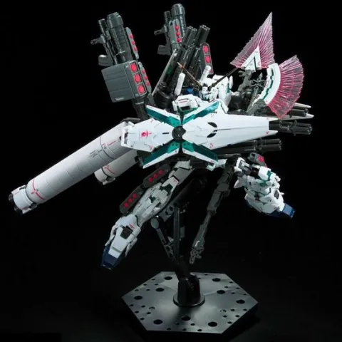 Bandai RG #30 Gundam Unicorn RX-0 Full Armor Unicorn 1/144 Scale Model Kit